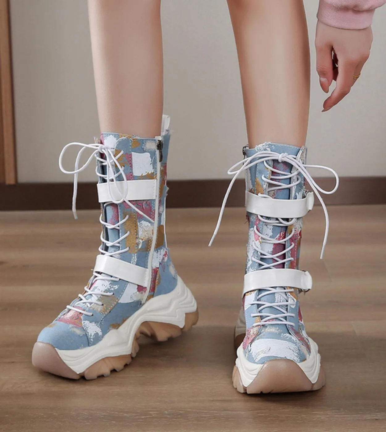 2022 Scarpe da donna di moda Traspirante con suola spessa Retro Slip On Stivali da combattimento Design alla moda Stivali casual