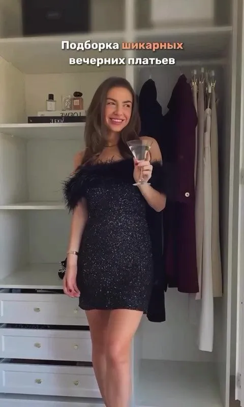 Abito Corto Elegante con Piume sullo Scollo Vestito in Paillettes Serata in Rosso o Nero - 7104
