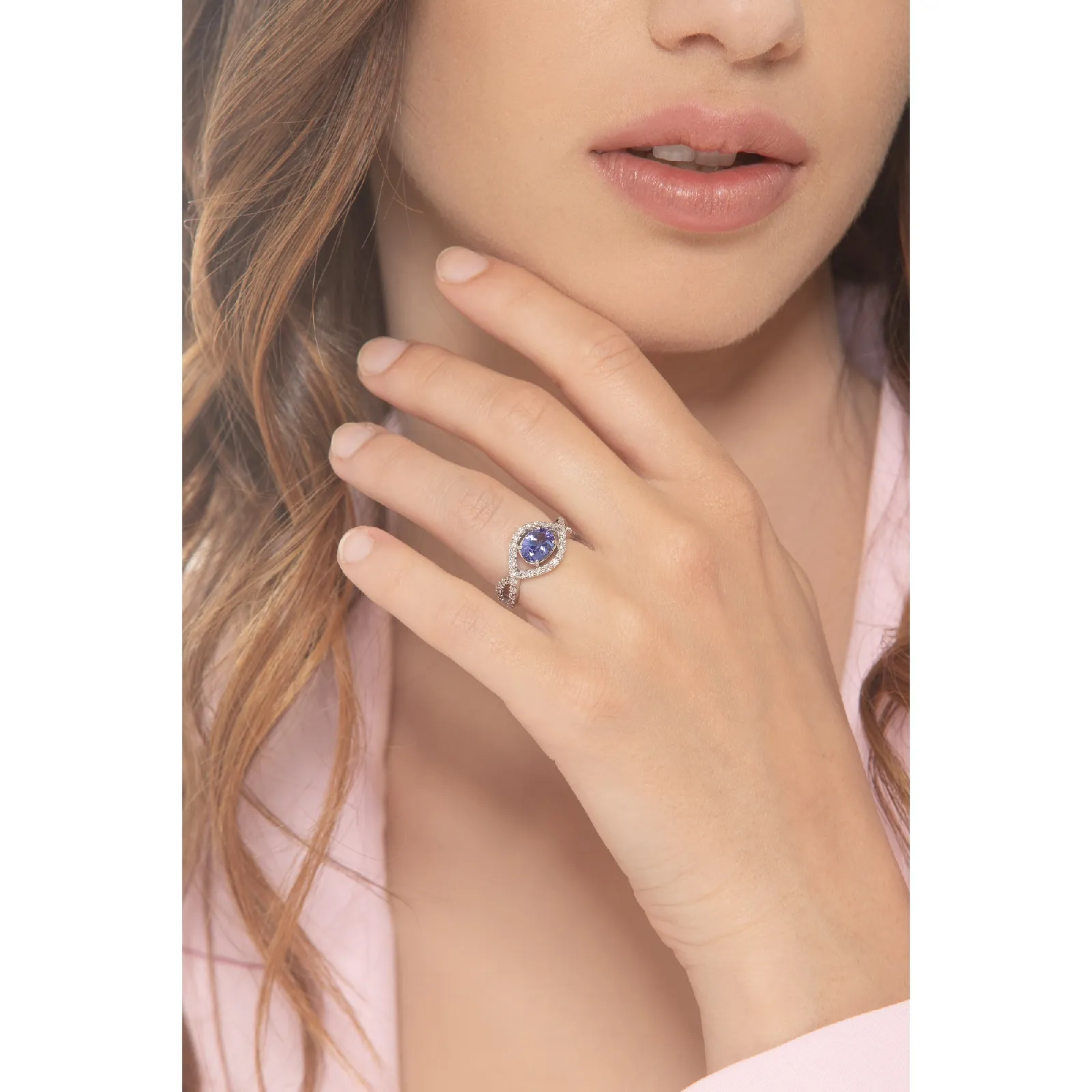 Anello in oro bianco 18k con tanzanite ovale, circa 6x7 mm, e diamanti