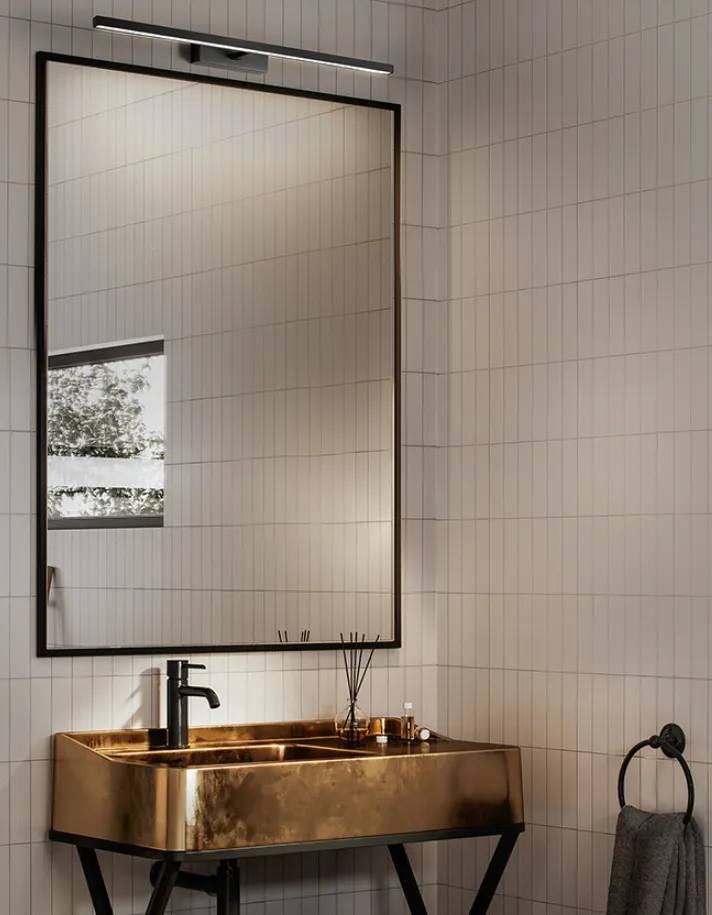 Applique da Specchio Diffusore Lineare Led Orientabile 300° Riga Nera Perenz 8042 N CT