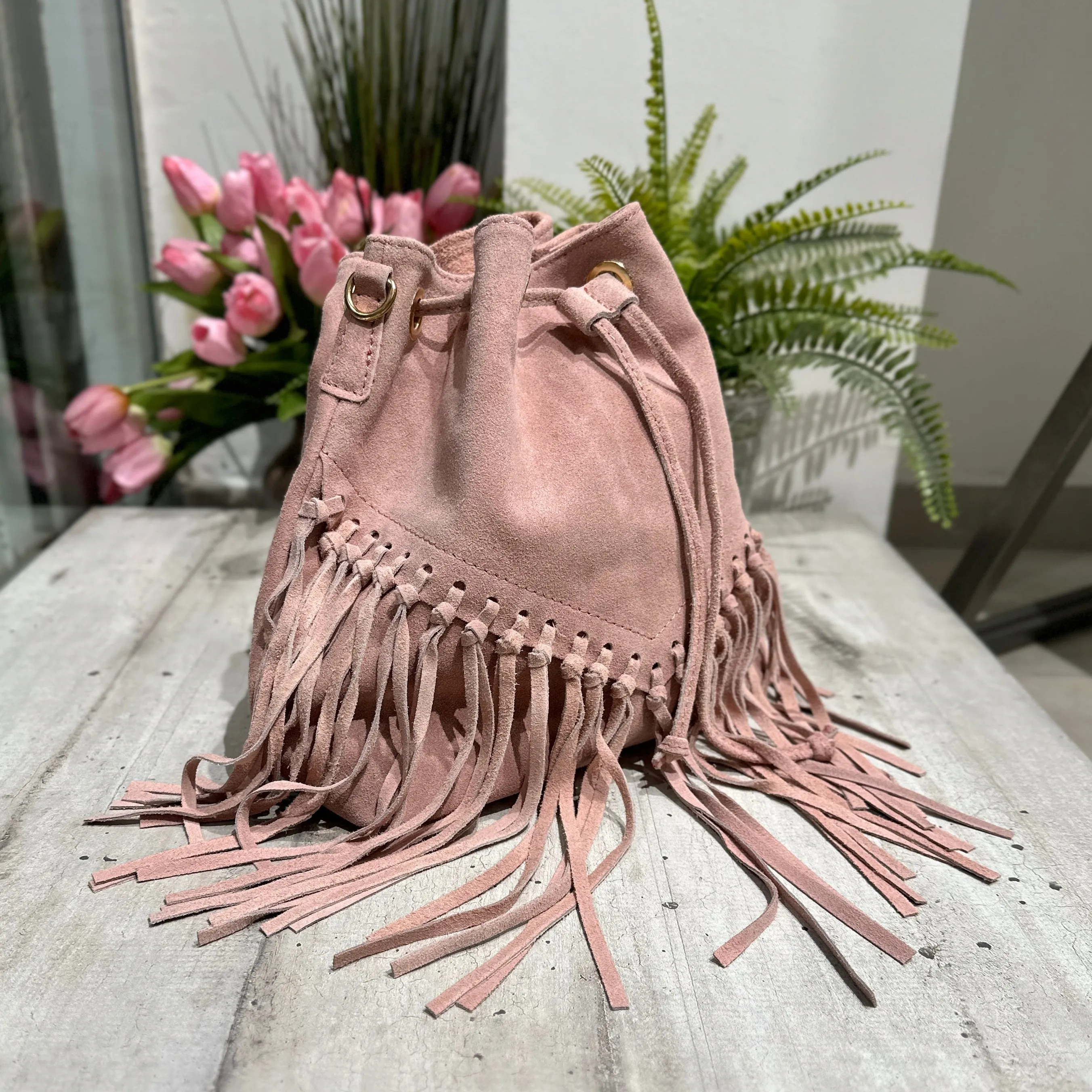 Borsa a Secchiello con Frange Rosa Cipria in Pelle Scamosciata KIKKIBAGS EVA