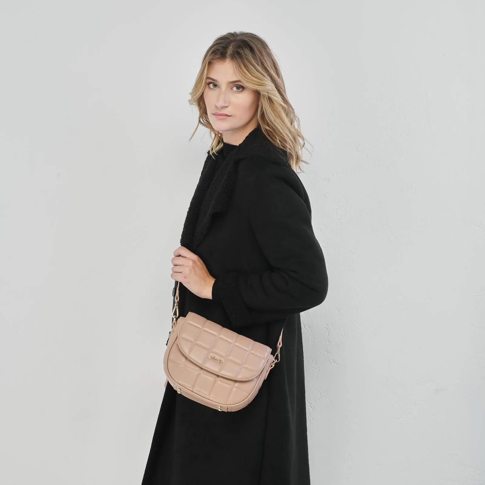 Borsa beige a quadri in rilievo con logo e tracolla regolabile