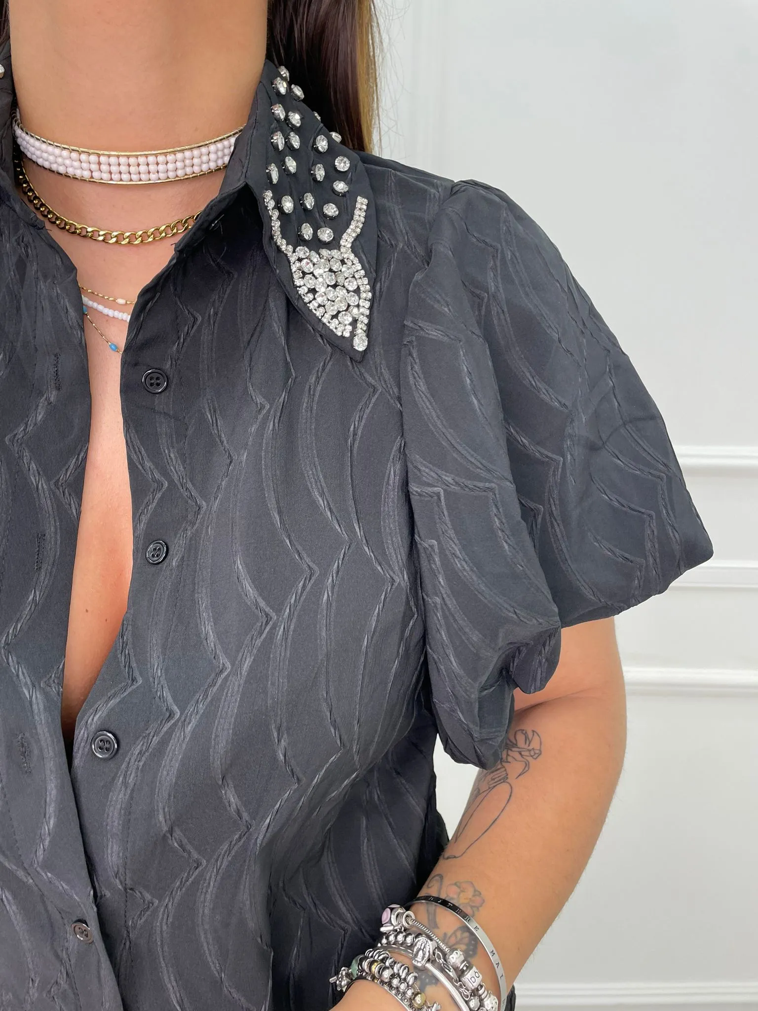 Camicia trama stropicciata con maniche a palloncino e swarovski