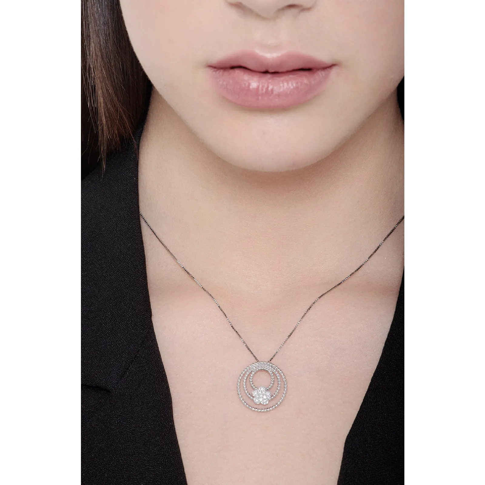 Collana con pendente a cerchi e fiore in oro bianco 18k e diamanti.