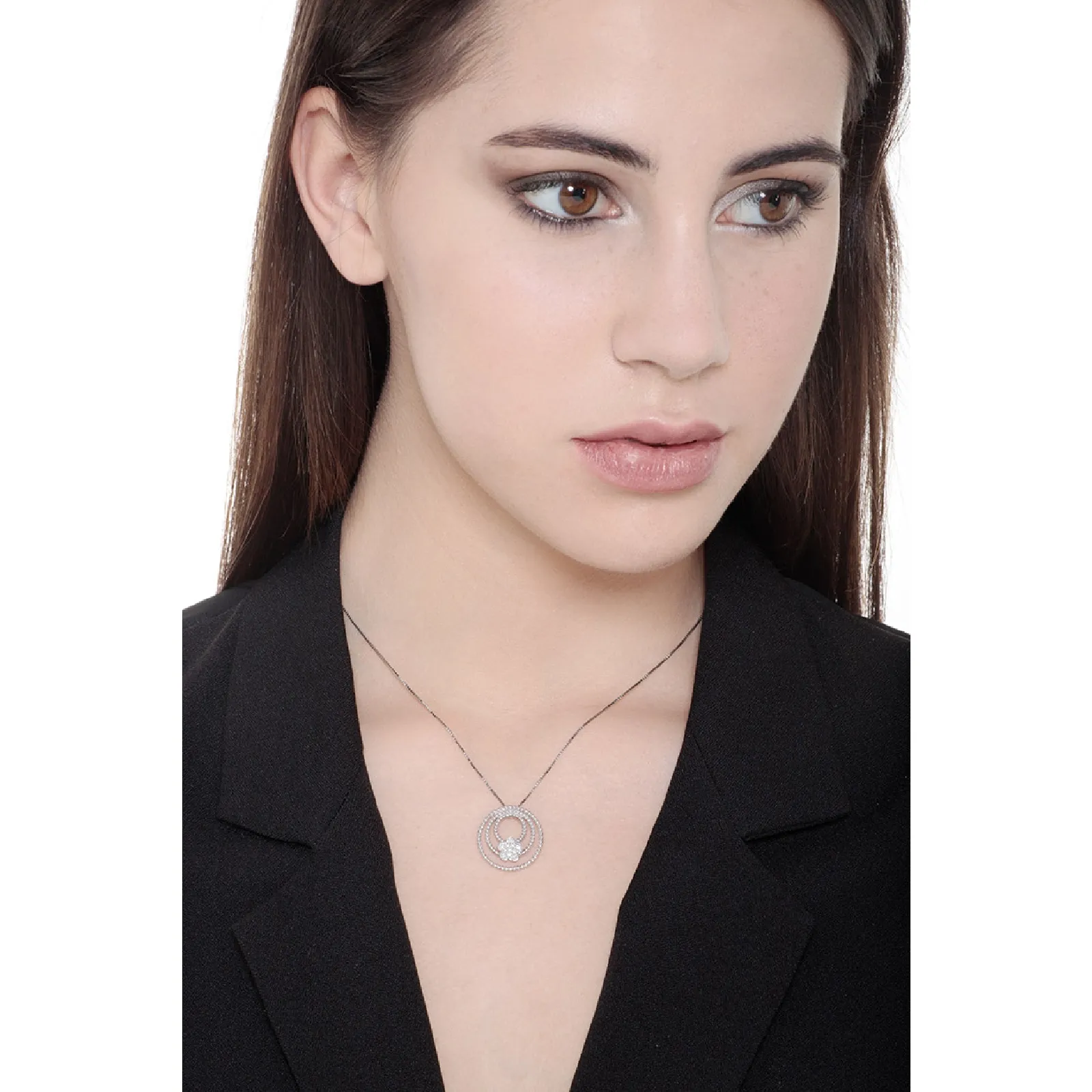 Collana con pendente a cerchi e fiore in oro bianco 18k e diamanti.