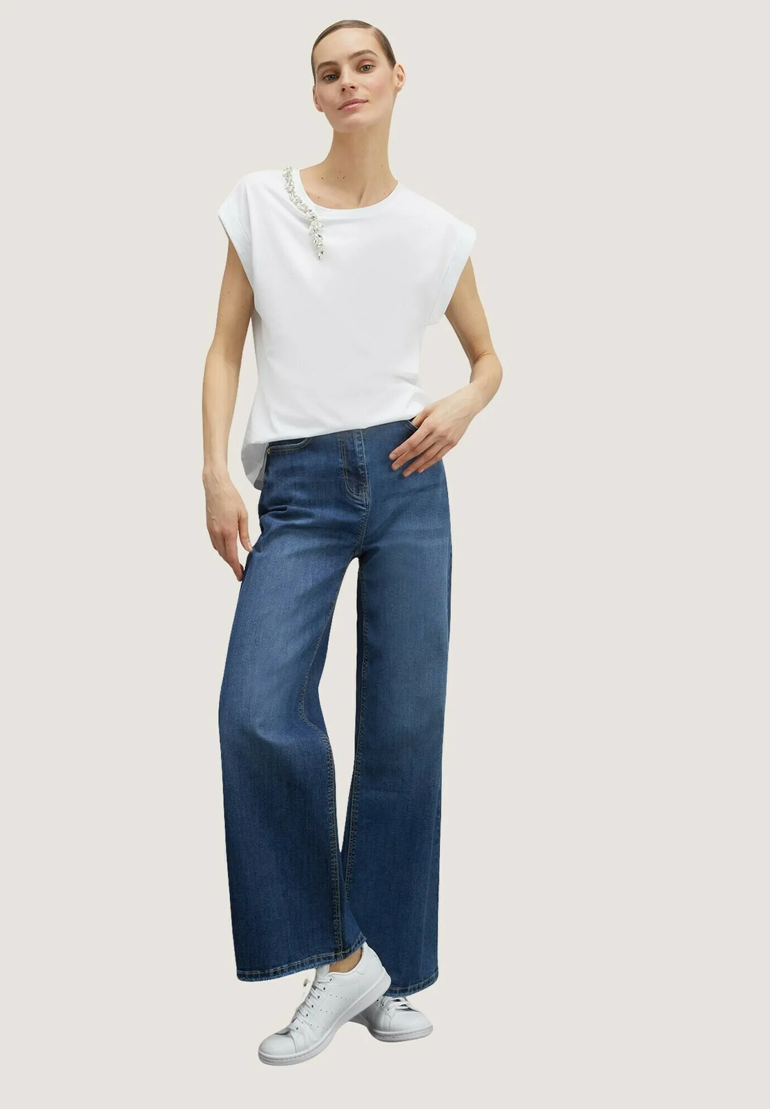 CON RICAMO DI PIETRE - T-shirt con stampa