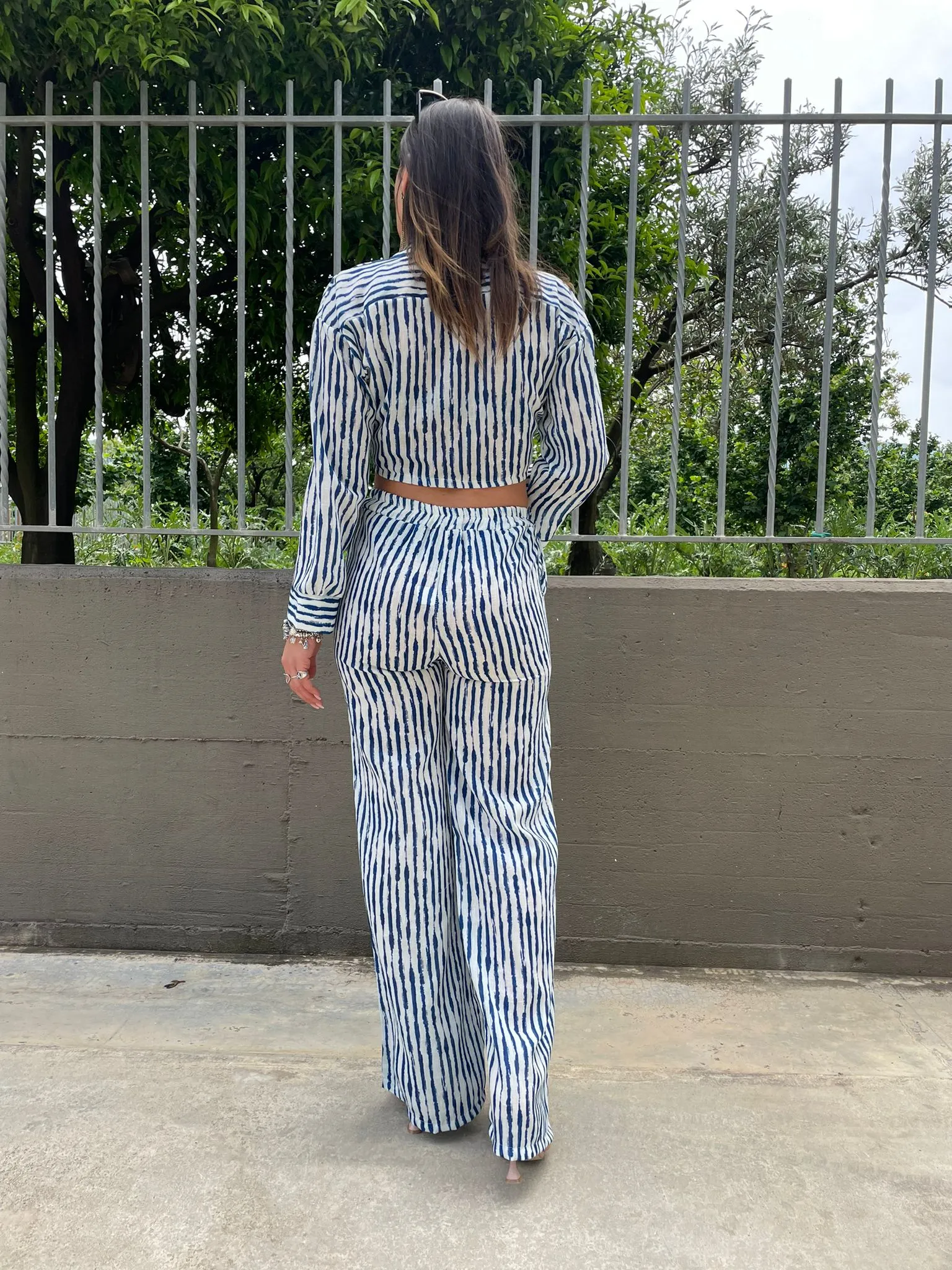Coordinato effetto lino a righe con camicia crop