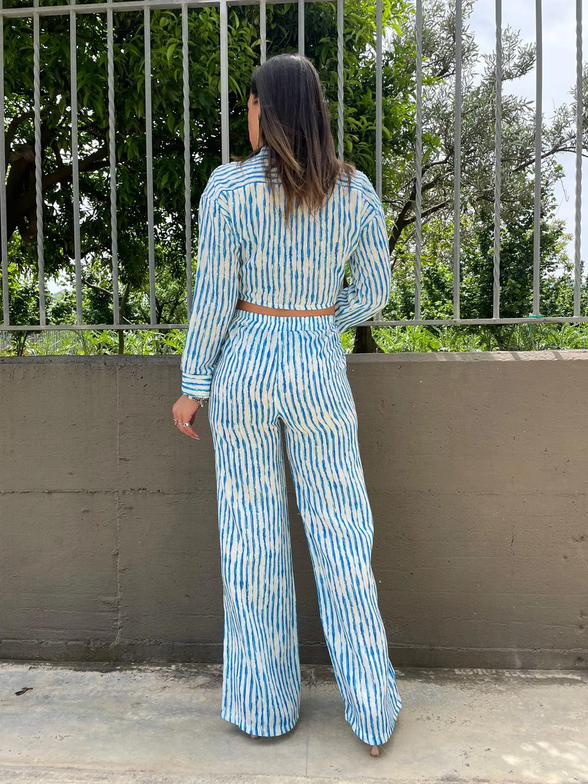 Coordinato effetto lino a righe con camicia crop