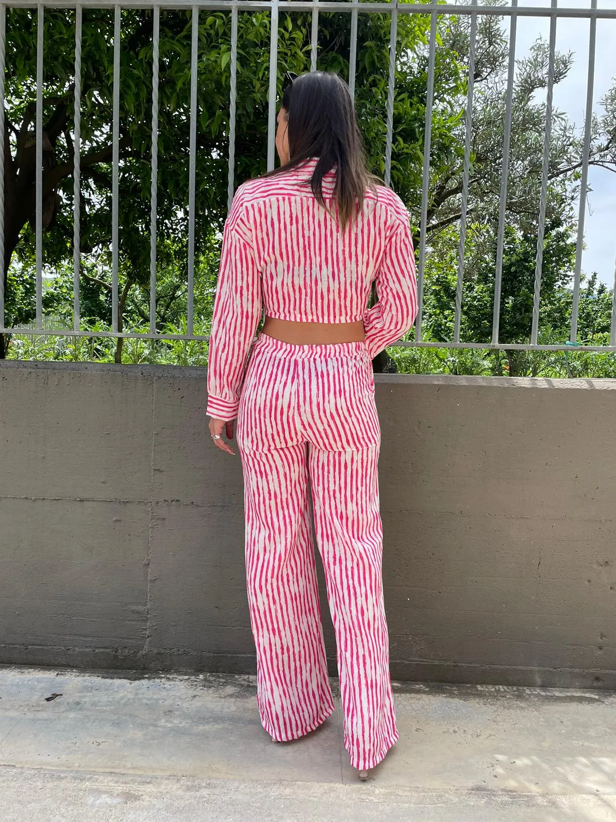 Coordinato effetto lino a righe con camicia crop