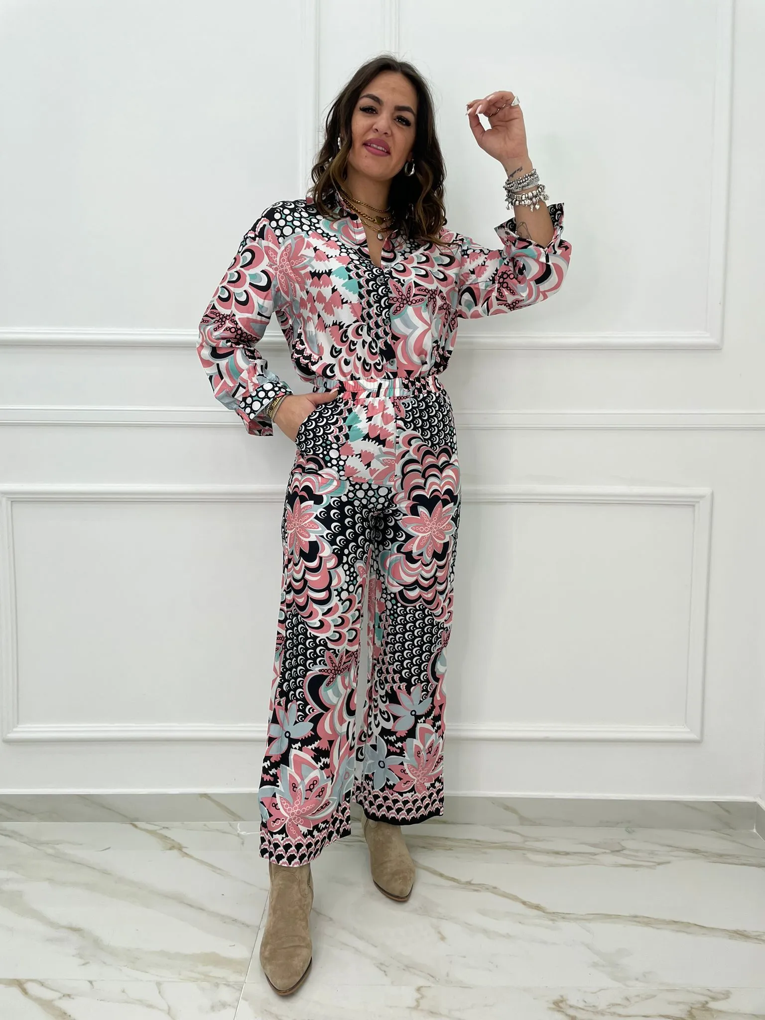 Coordinato fantasia colorata con camicia