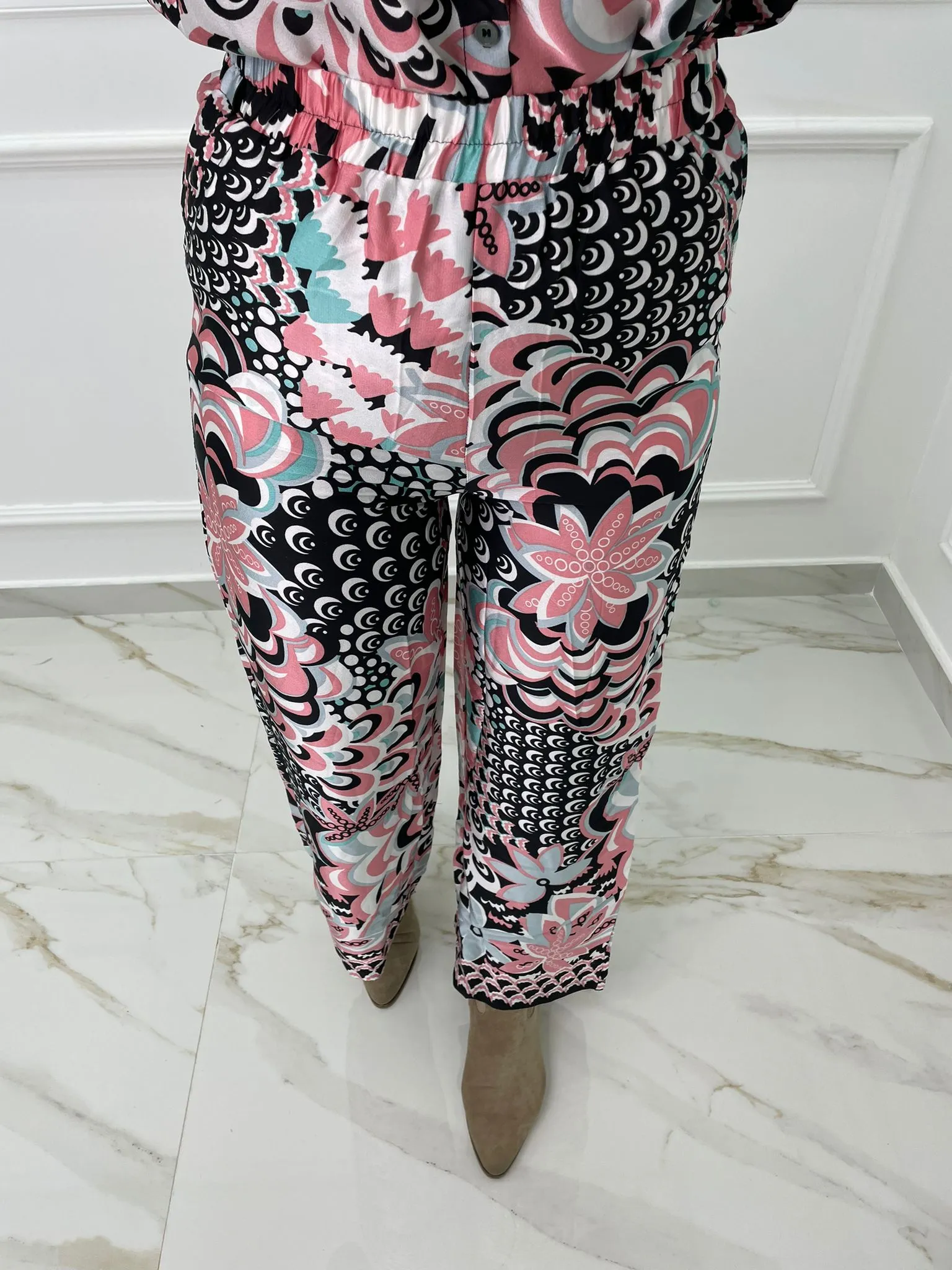 Coordinato fantasia colorata con camicia