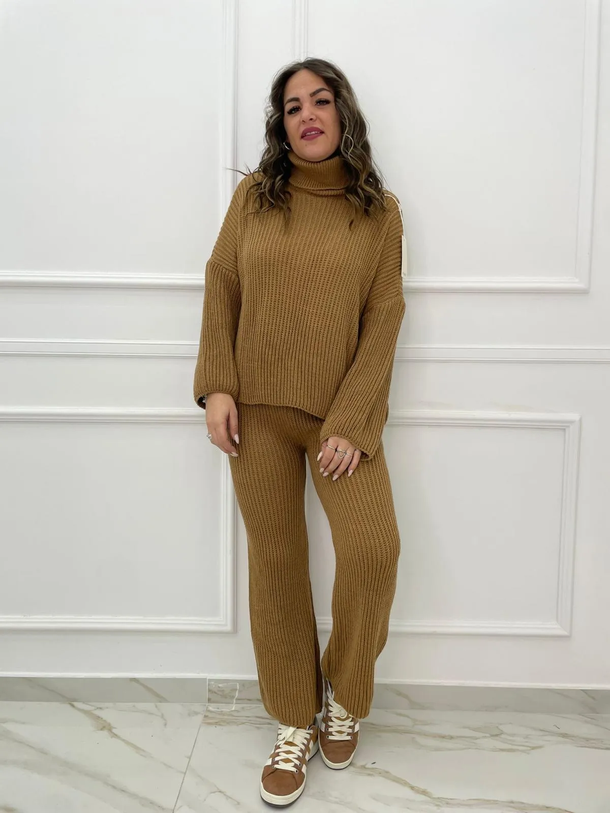 Coordinato in simil lana con maglia over e pantalone a zampa