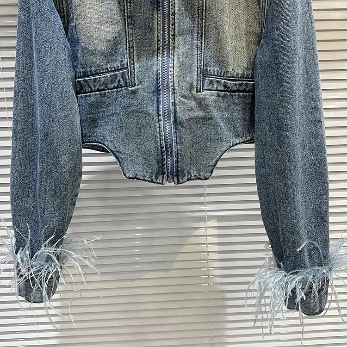 High Street 2023 Giacca di design più recente da donna Polsini in pelliccia di struzzo Giacca corta in denim con bordo curvo