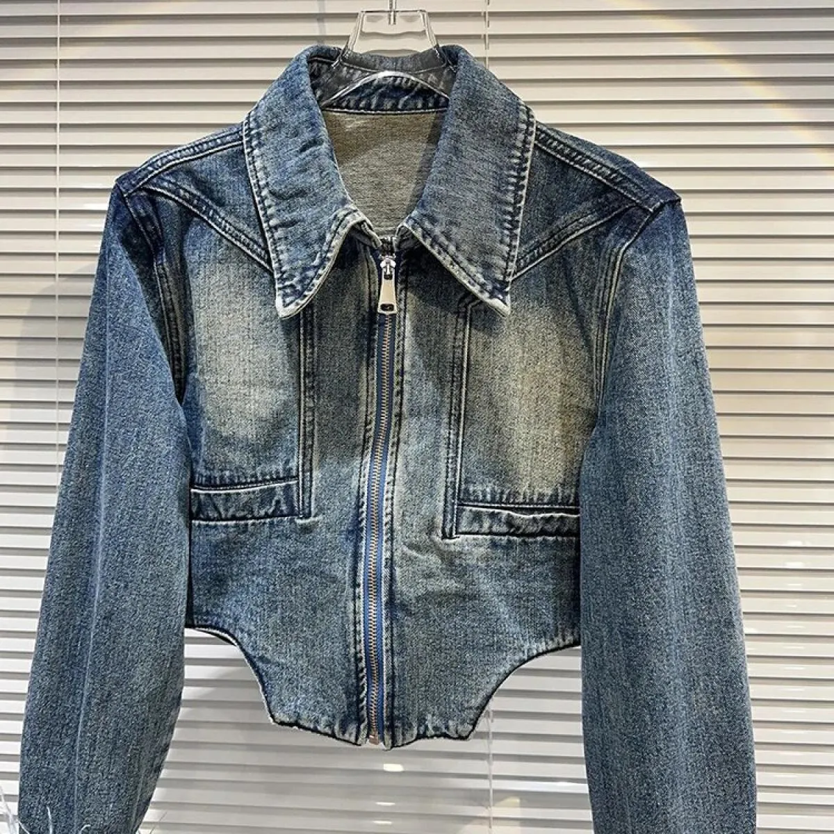 High Street 2023 Giacca di design più recente da donna Polsini in pelliccia di struzzo Giacca corta in denim con bordo curvo