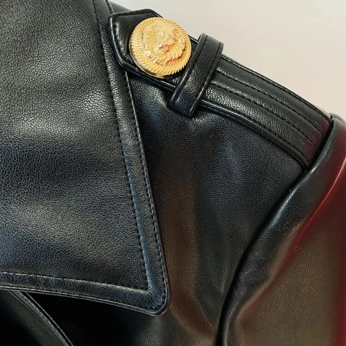 High Street Più Nuovo 2022 Autunno Inverno Designer Trench da Donna Doppio Petto Leone Bottoni in Pelle Sintetica Trench Lungo O
