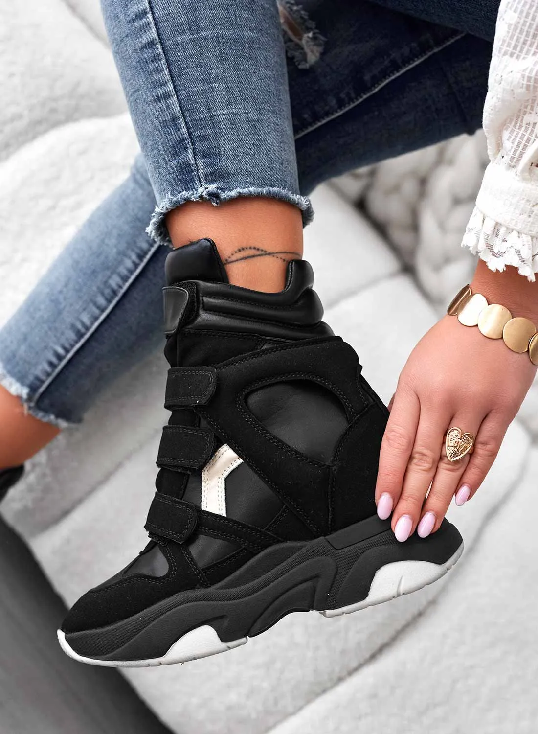 LAUREN - Sneakers nere con zeppa interna e strappi