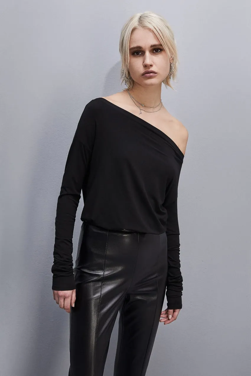 Maglia con spalla scesa 