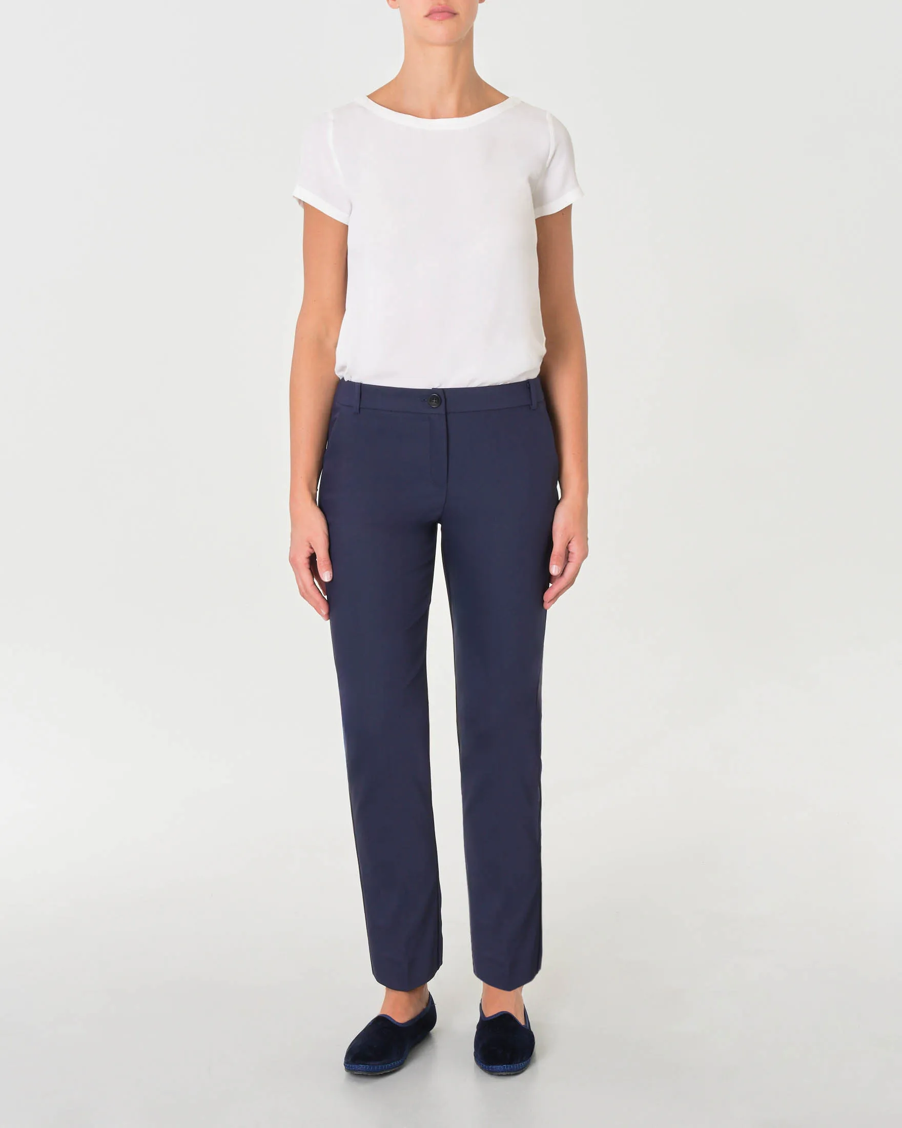 Pantaloni blu in misto cotone stretch dalla linea straight con piega stirata