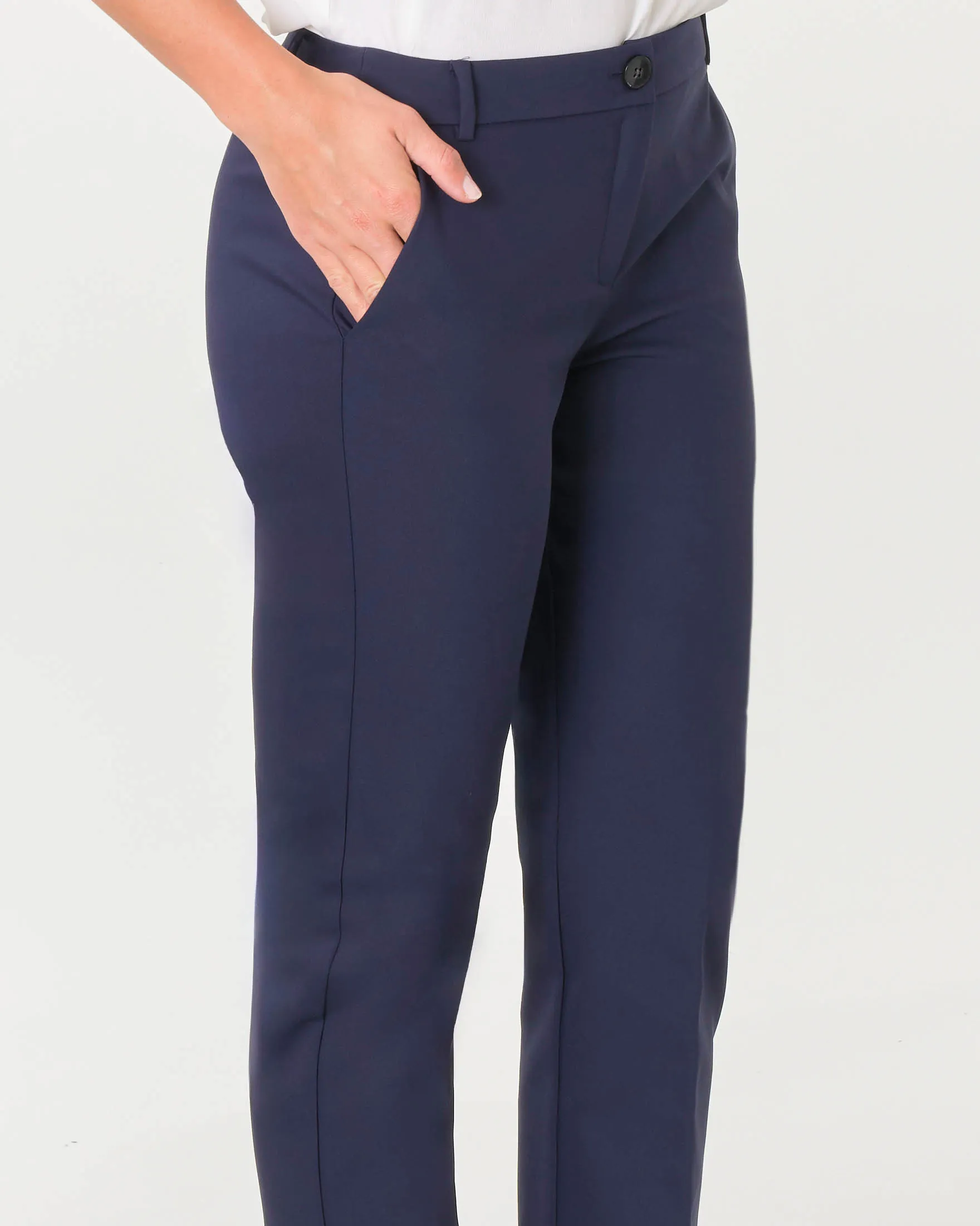 Pantaloni blu in misto cotone stretch dalla linea straight con piega stirata