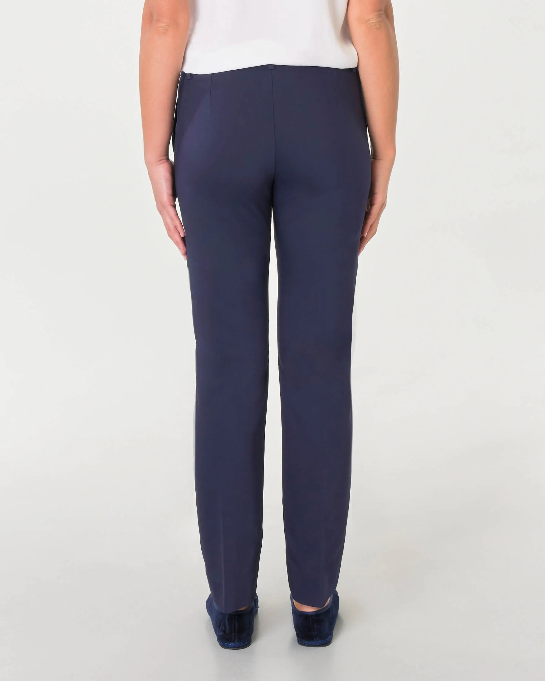 Pantaloni blu in misto cotone stretch dalla linea straight con piega stirata