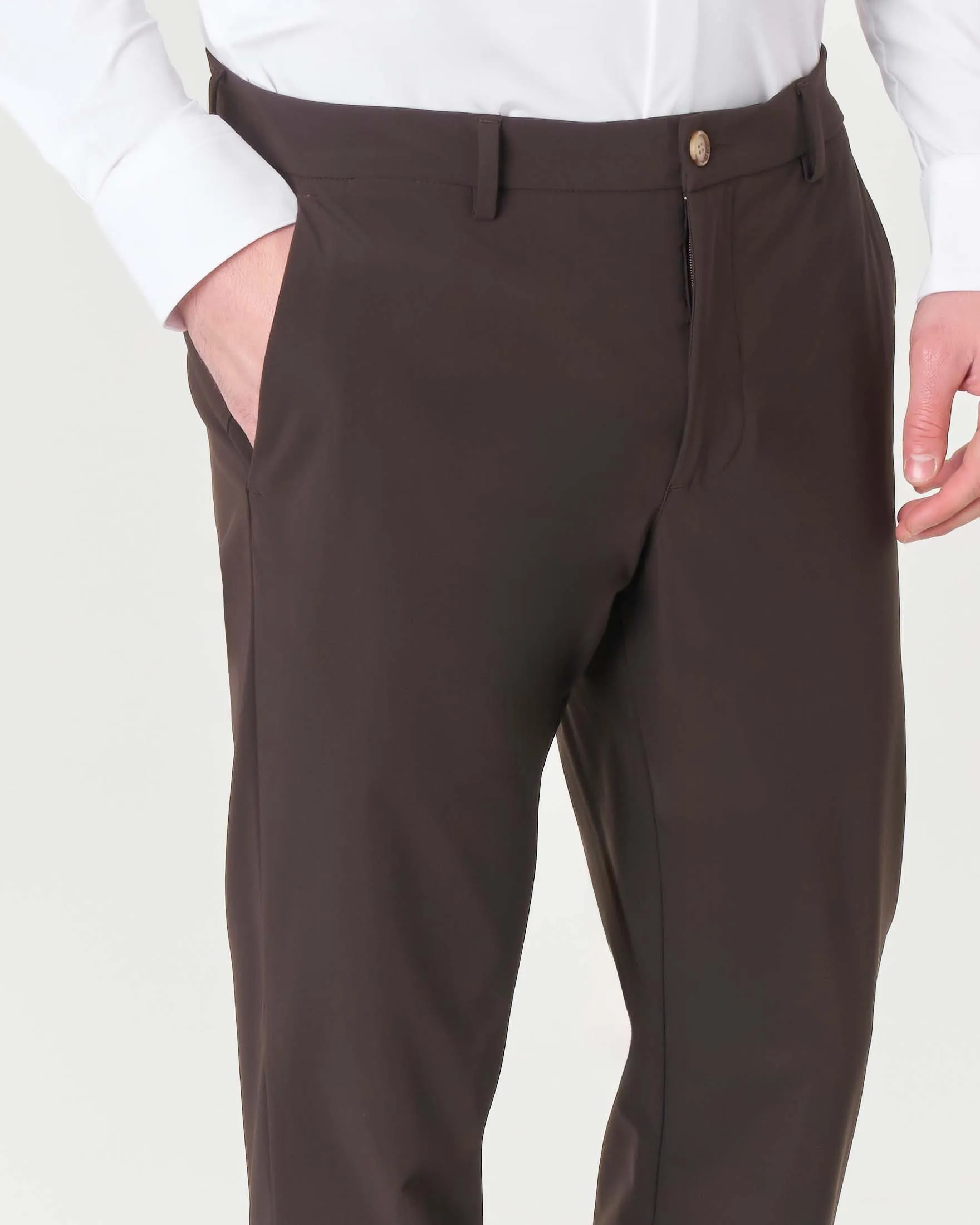 Pantaloni chino slim marrone in tessuto tecnico stretch
