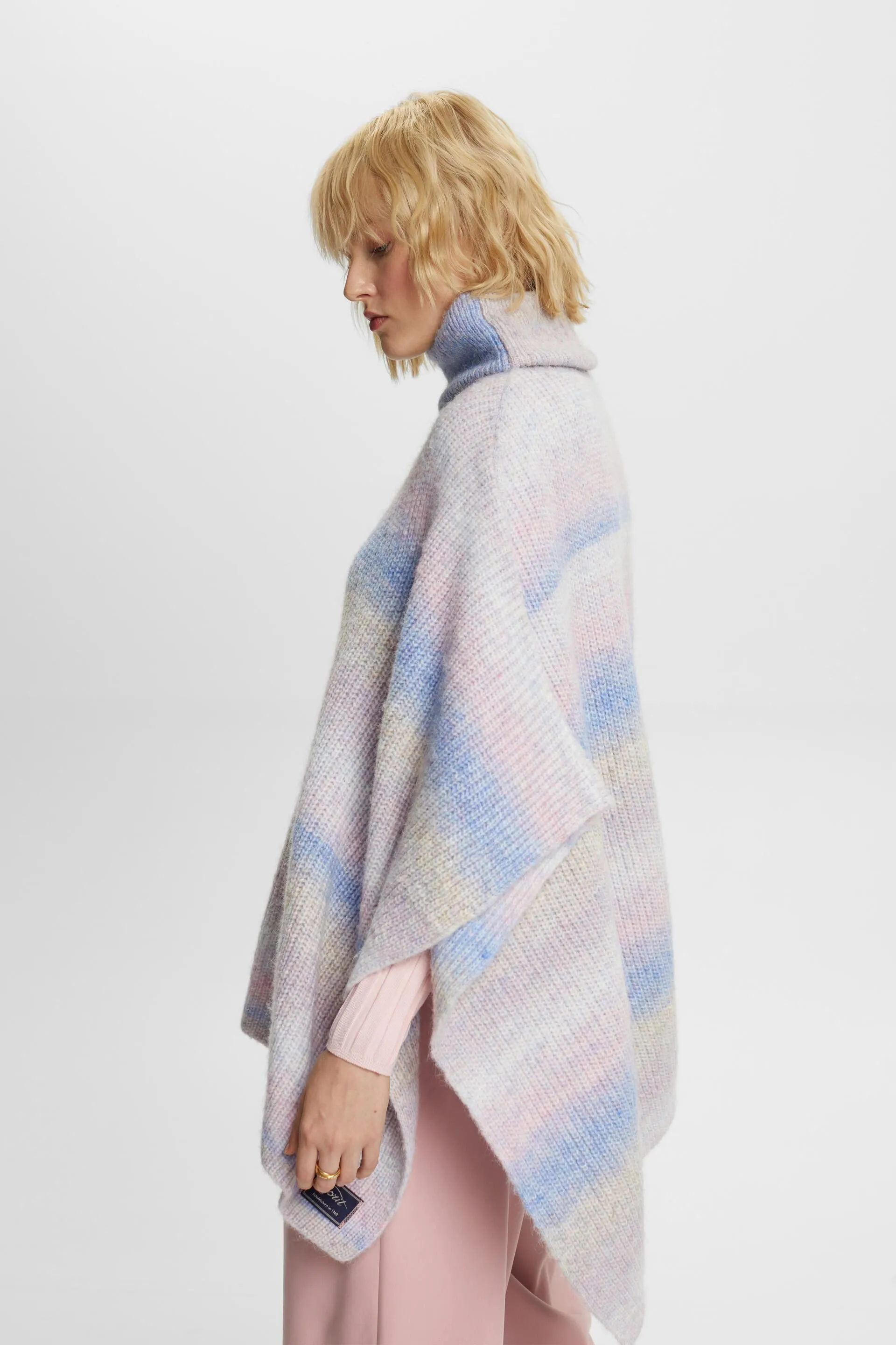 Poncho con dolcevita