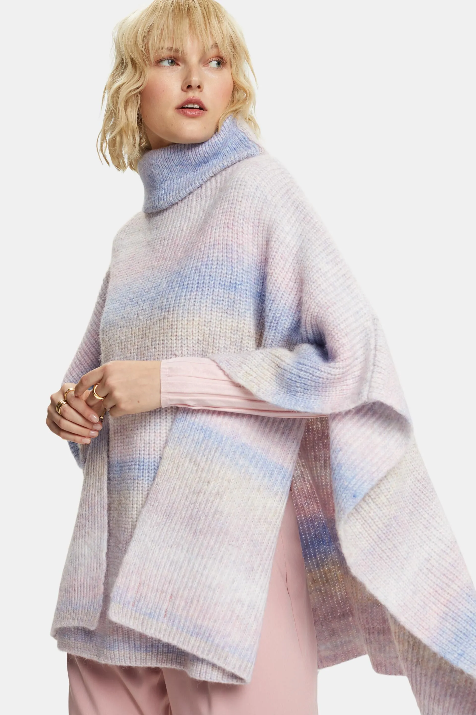 Poncho con dolcevita