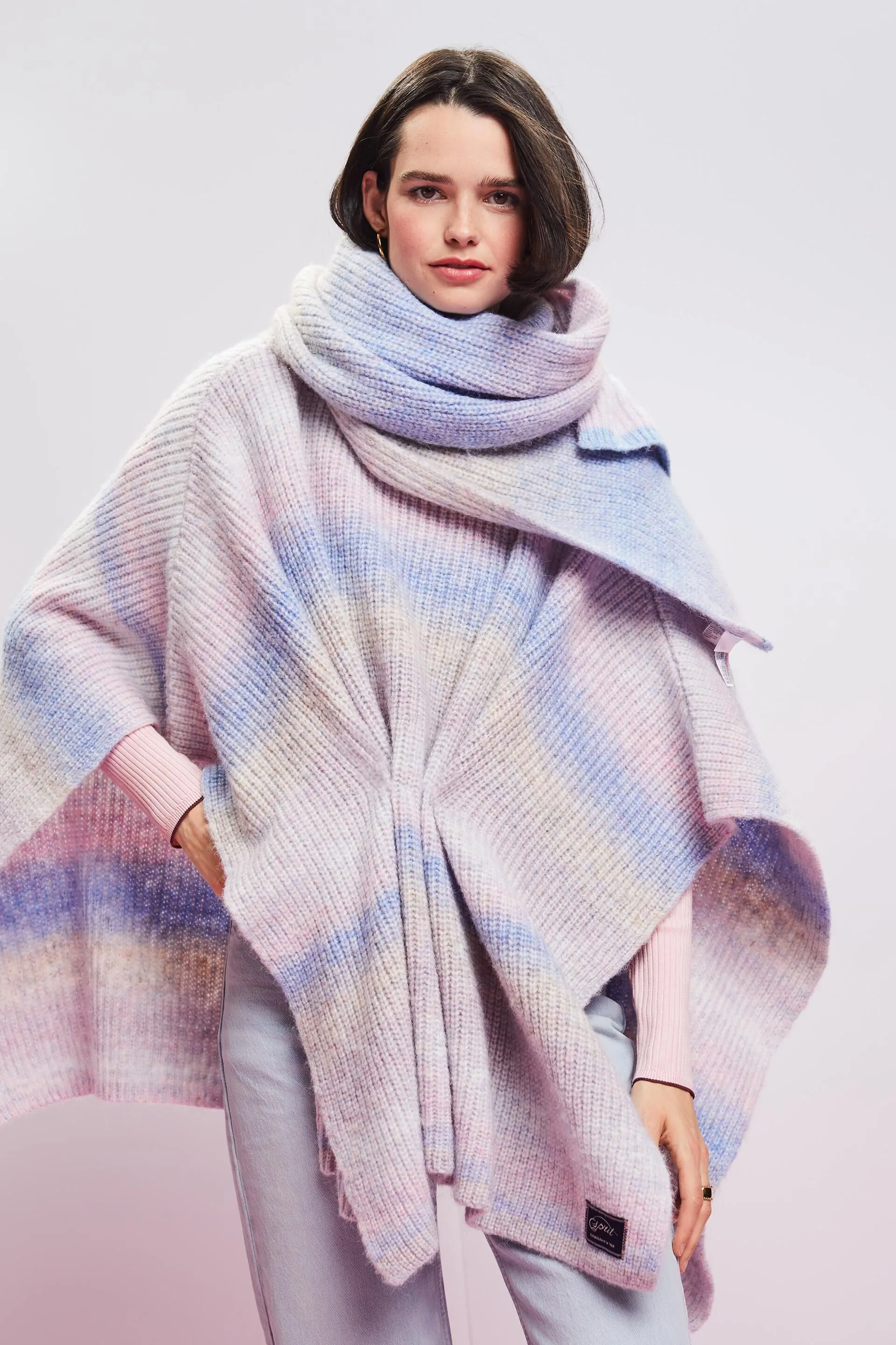 Poncho con dolcevita