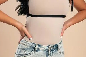 Reggiseno realizzato con spalline elastiche con piume, nero