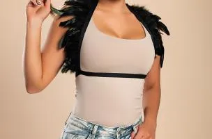 Reggiseno realizzato con spalline elastiche con piume, nero