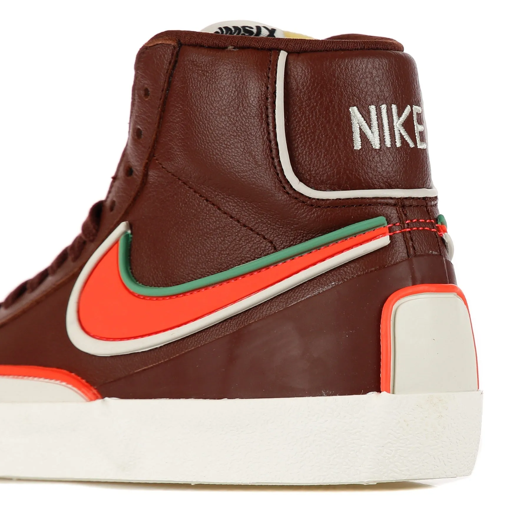 Scarpa Alta Uomo Blazer Mid 77 Infinite Bronze Eclipse/bright Crimson/light Bone