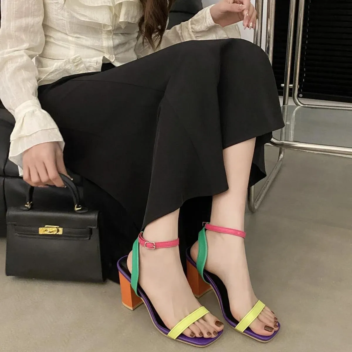 Scarpe da donna Nuovi sandali con zeppa colorati con testa quadrata scavati con tacco alto e pantofole stile sandali