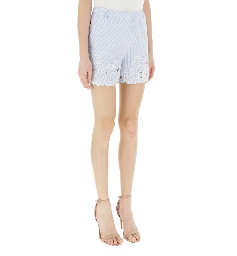 Shorts con ricami